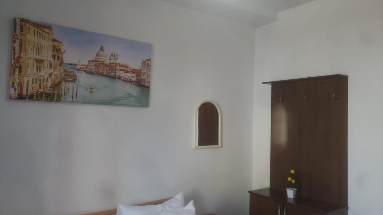 Hostel Split Rock Tiranë Ngoại thất bức ảnh